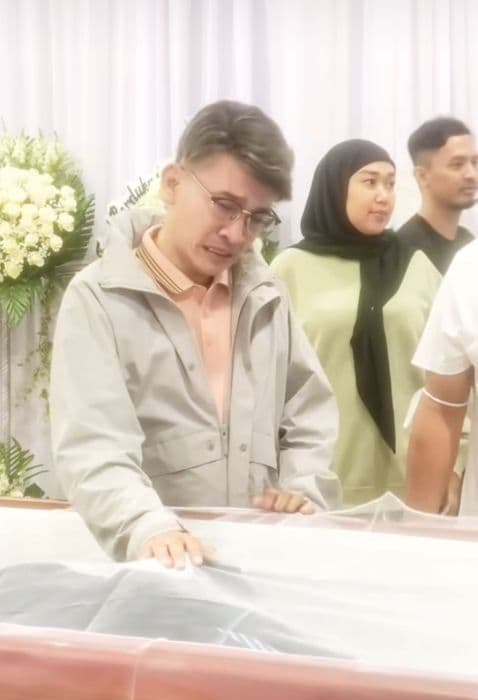 ruben_onsu_hadir_di_rumah_duka_tak_kuasa_menahan_tangis_saat_mendekati_jenazah_