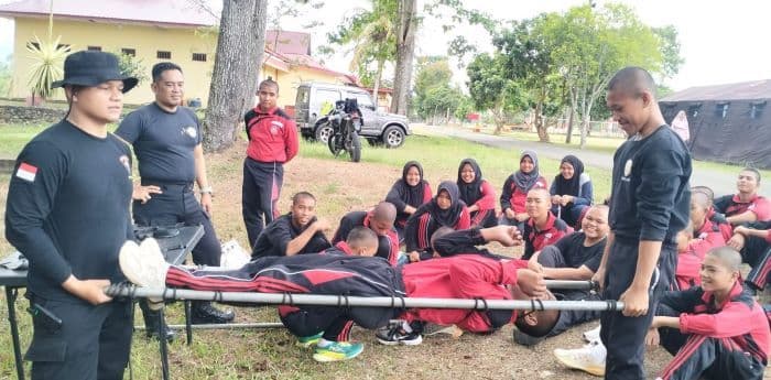 brimob_polda_sumut_latih_siswa_sma_taruna_bangsa_palas_soal_sar_dan_karakter_kebangsaan