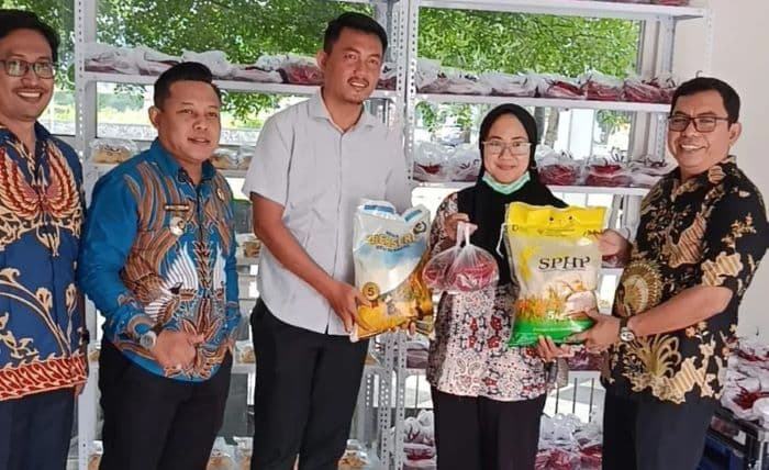 bumd_deli_serdang_resmikan_bhinneka_mart_beli_beras_dapat_cabai_gratis