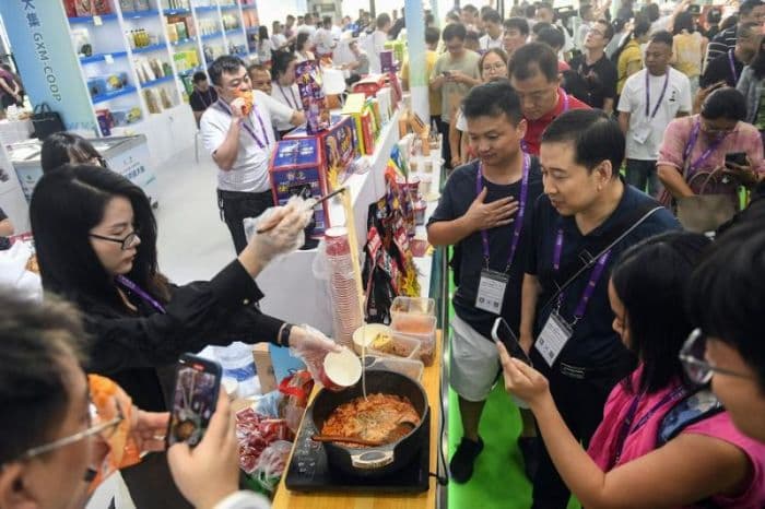 mi_siput_sungai_luosifen_jadi_primadona_di_pameran_chinaasean_2025