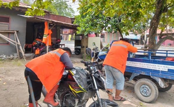 pekerja_harian_dinas_cikataru_deli_serdang_diduga_malas_bekerja_saat_jam_tugas_