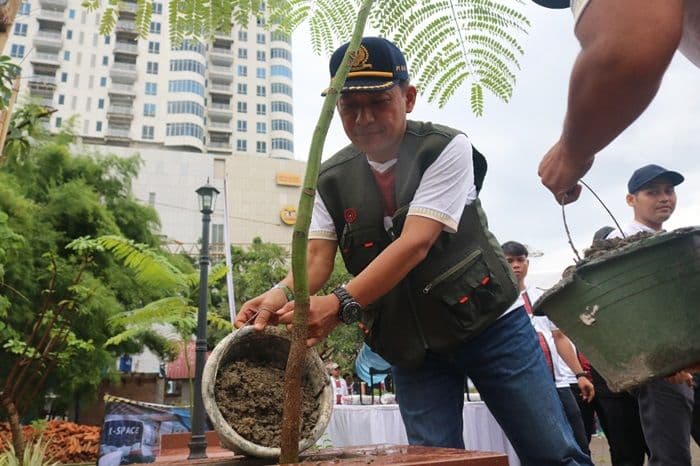 peringati_hut_ke80_kai_sumut_donasikan_8_ton_beras_ke_panti_asuhan_dan_tanam_bibit_pohon