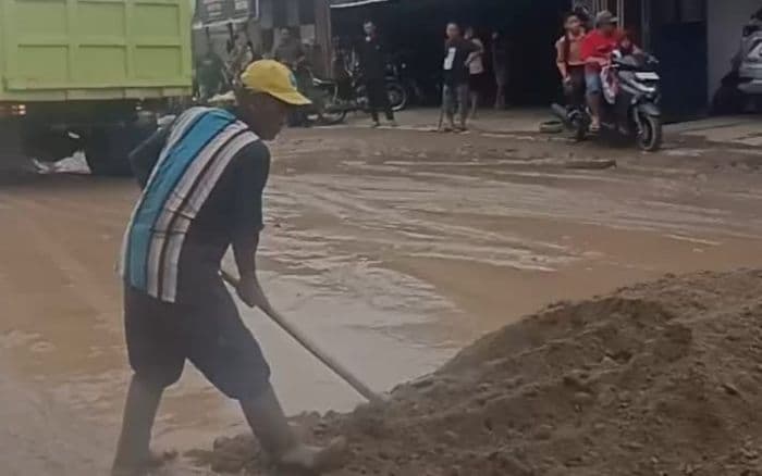 respons_cepat_warga_camat_galang_turunkan_material_perbaiki_jalan_rusak_