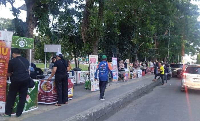 trotoar_lapangan_adam_malik_dikuasai_pedagang_warga_siantar_terpaksa_olahraga_di_bahu_jalan