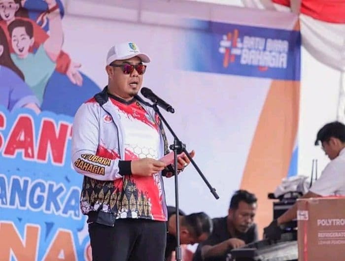 wabup_batu_bara_serahkan_piala_popda_2025_dan_penghargaan_atlet_berprestasi