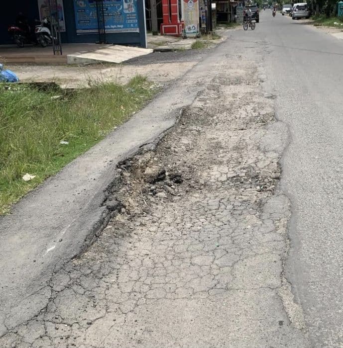 warga_binjai_protes_jalan_mt_haryono_yang_baru_diaspal_kini_rusak_lagi