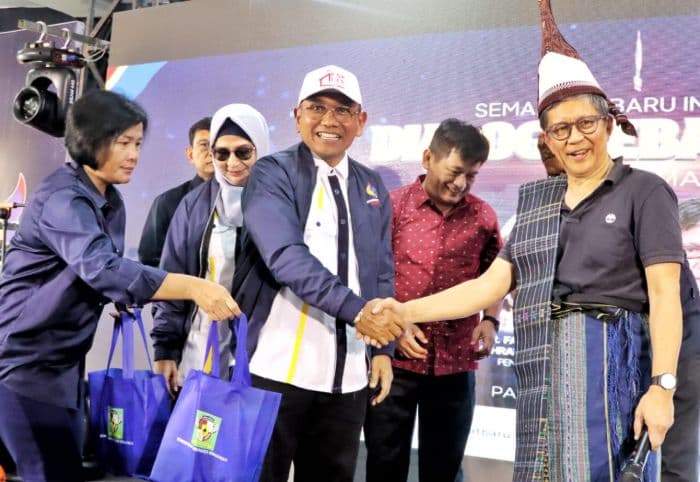bupati_simalungun_dan_rocky_gerung_kolaborasi_di_parapat_kobarkan_semangat_baru