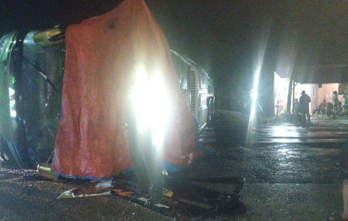 bus_als_seruduk_warung_hingga_terbalik_di_sungai_kanan_lima_orang_terluka_