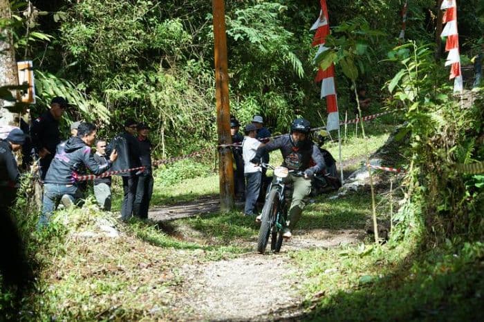 hut_brimob_ke80_brimob_polda_sumut_gelar_balap_sepeda_downhill_di_berastagi