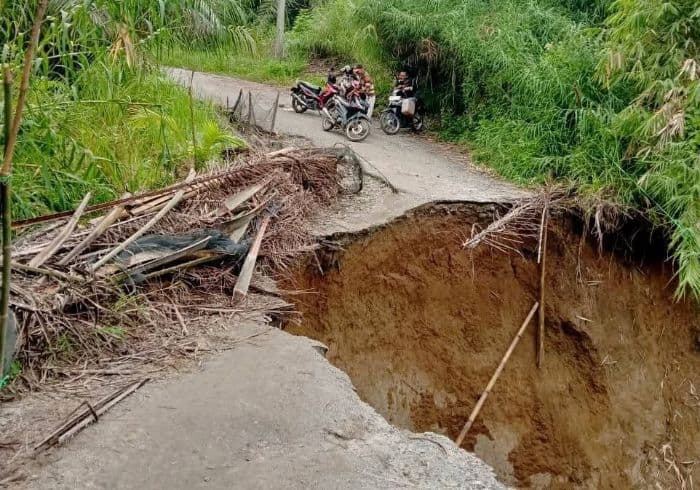 jalan_provinsi_penghubung_kecamatan_raya_dan_raya_kahean_simalungun_putus