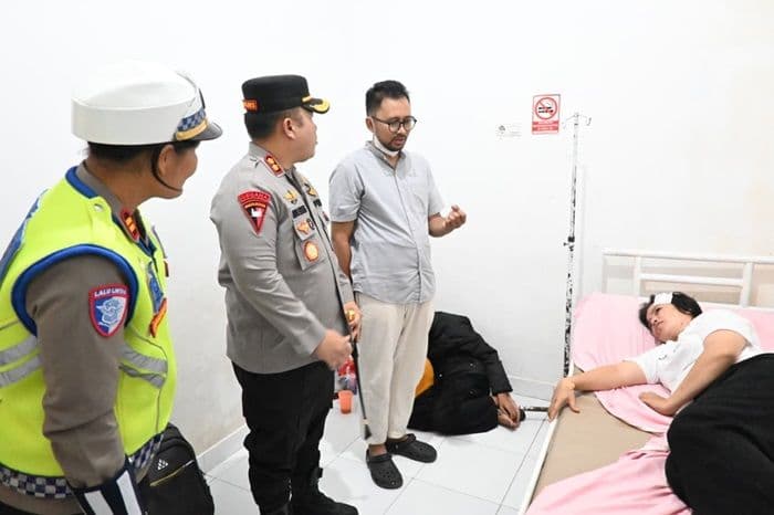 kapolres_labusel_jenguk_korban_kecelakaan_maut_bus_als_sopir_kabur