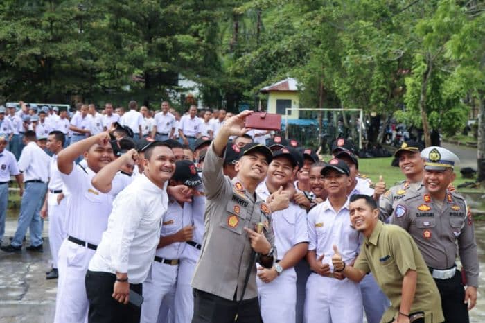 kapolres_tapteng_ajak_pelajar_smkn_3_sibolga_tertib_lalu_lintas_dan_jauhi_narkoba
