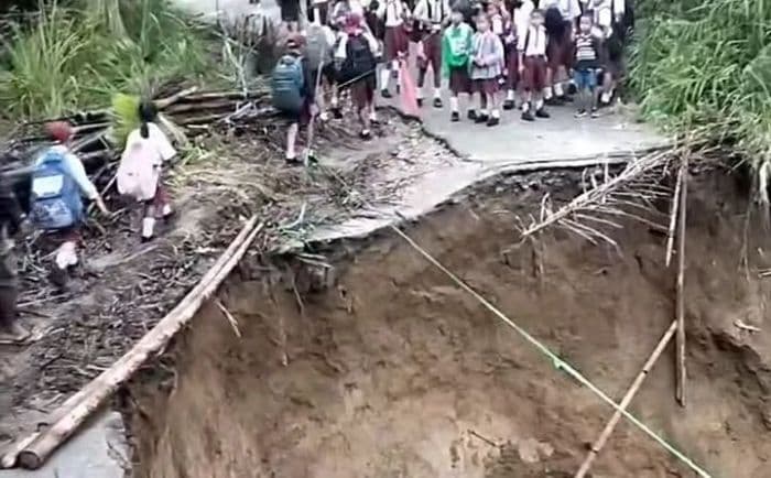 ketua_fraksi_pdip_dprd_sumut_desak_pupr_tangani_jalan_putus_di_simalungun