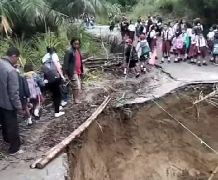 pemprov_sumut_akan_perbaiki_jalan_longsor_di_simalungun_akses_ekonomi_warga_terganggu