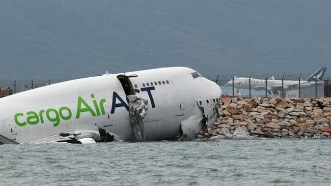 pesawat_kargo_tergelincir_di_bandara_hong_kong_dua_tewas_dan_empat_luka_