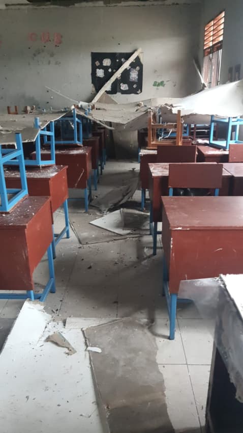 plafon_kelas_roboh_murid_smpn_1_beringin_deli_serdang_belajar_di_musala