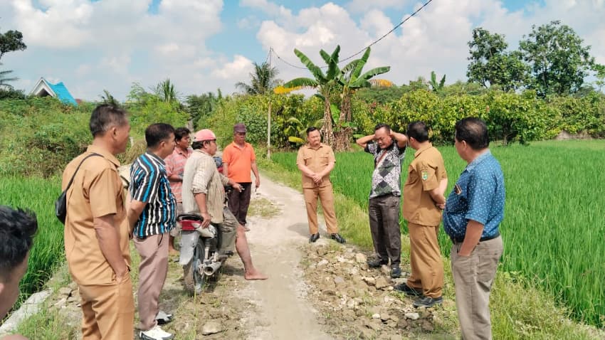 dinas_putr_sergai_tinjau_jalan_rusak_di_desa_bakaran_batu_sergai