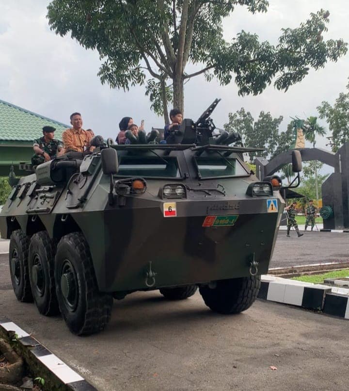 hut_kavaleri_ke75_warga_antusias_naik_panser_anoa_yonkav_6_naga_karimata
