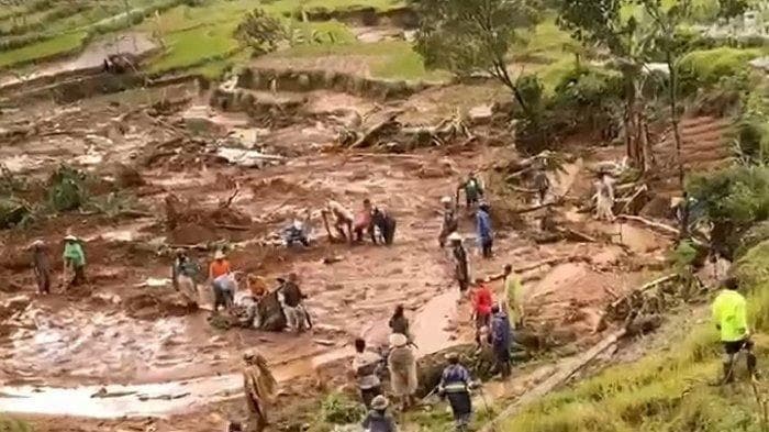 kabupaten_pekalongan_diterjang_longsor_18_warga_meninggal_dan_9_masih_hilang