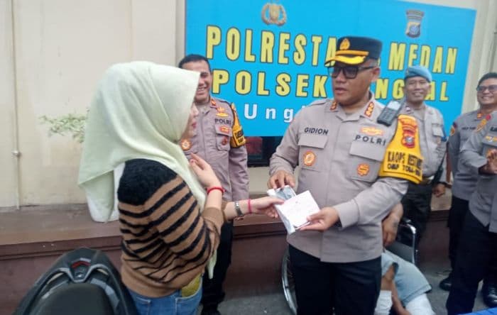 momen_bahagia_korban_jambret_dipinjamkan_barang_bukti_oleh_kapolrestabes_medan_