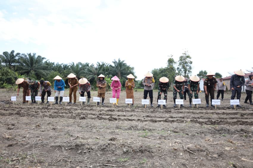 penanaman_jagung_serentak_1_juta_hektare_polres_pematangsiantar_ambil_peran_program_ketahanan_pangan