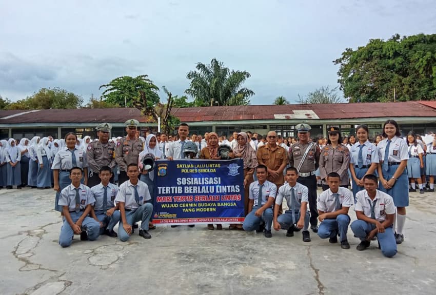 police_goes_to_school_di_sman_1_sibolga_ingatkan_pelajar_tertib_berlalu_lintas