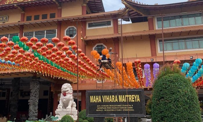 sepekan_jelang_tahun_baru_imlek_ribuan_lampion_hiasi_maha_vihara_maitreya