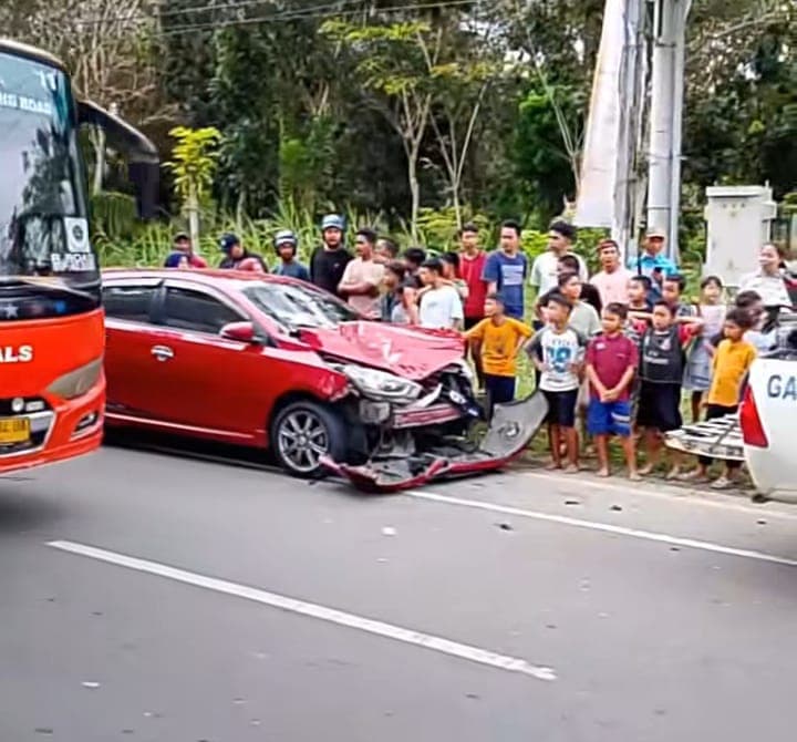 toyota_yaris_tabrak_2_sepeda_motor_dan_4_orang_terluka_di_deli_serdang_