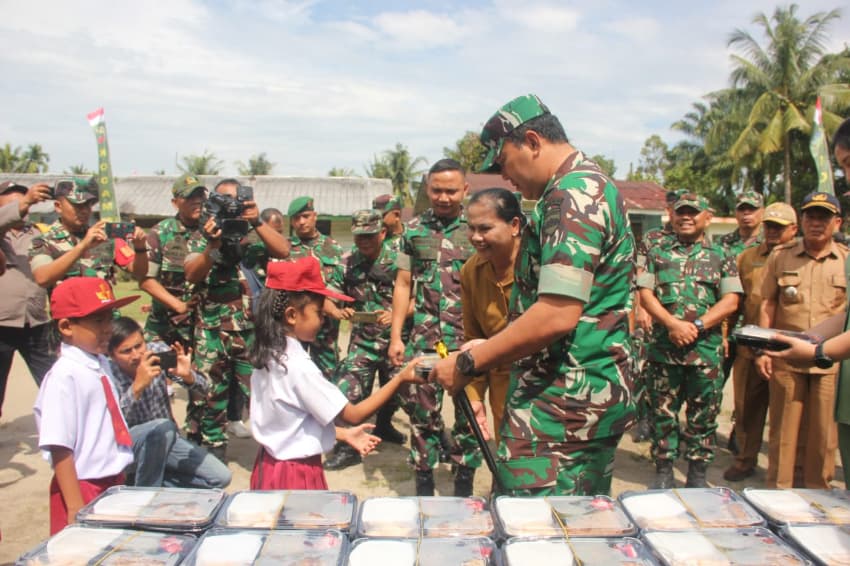wujudkan_anak_sehat_dan_cerdas_korem_022pt_gelar_program_makan_sehat_bergizi_di_simalungun