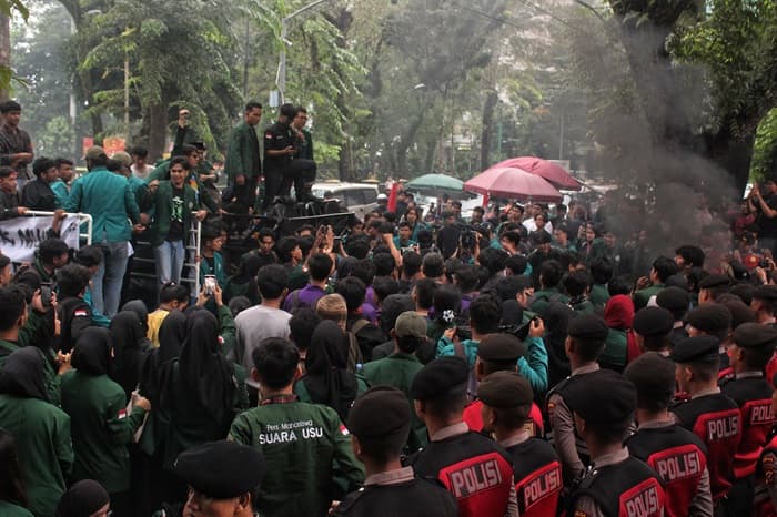 aksi_unjuk_rasa_ratusan_mahasiswa_indonesia_gelap_di_medan