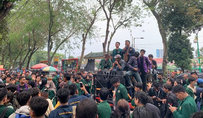 aliansi_mahasiswa_unjuk_rasa_di_dprd_sumut_sampaikan_6_tuntutan