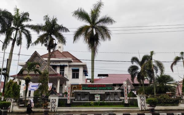 hari_pertama_pasca_pelantikan_roda_pemerintahan_di_siantar_masih_lengang