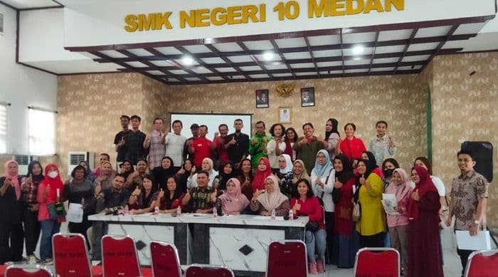 plt_kepala_smkn_10_medan_berkomitmen_penuhi_tuntutan_orang_tua_siswa