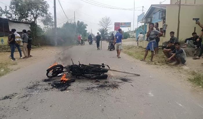 suara_letusan_bikin_selambo_makin_mencekam_sepeda_motor_terbakar