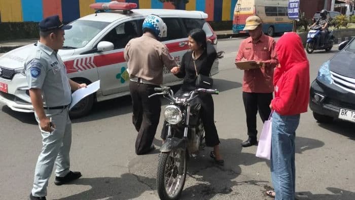 tak_pakai_helm_dan_langgar_rambu_lalu_lintas_dominan_hasil_razia_di_depan_polres_tanah_karo