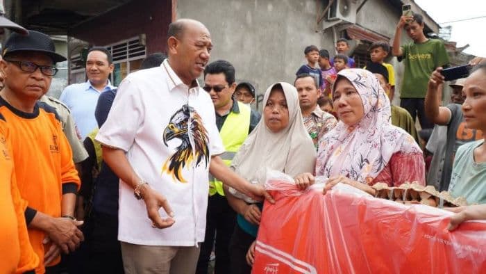 bupati_langkat_berikan_rp20_juta_dan_janji_rehabilitasi_rumah_korban_kebakaran