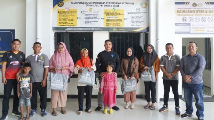 lapas_narkotika_langkat_beri_bantuan_pada_warga_binaan_kurang_mampu