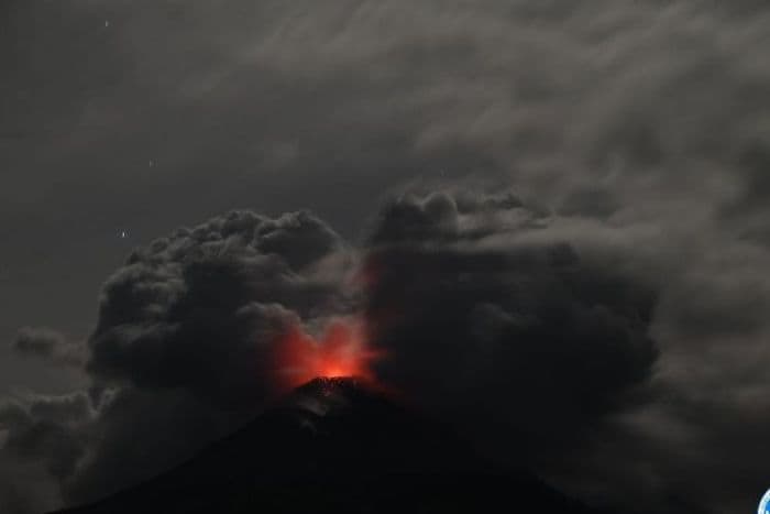 letusan_dahsyat_gunung_lewotobi_lakilaki_warga_panik_dan_mengungsi