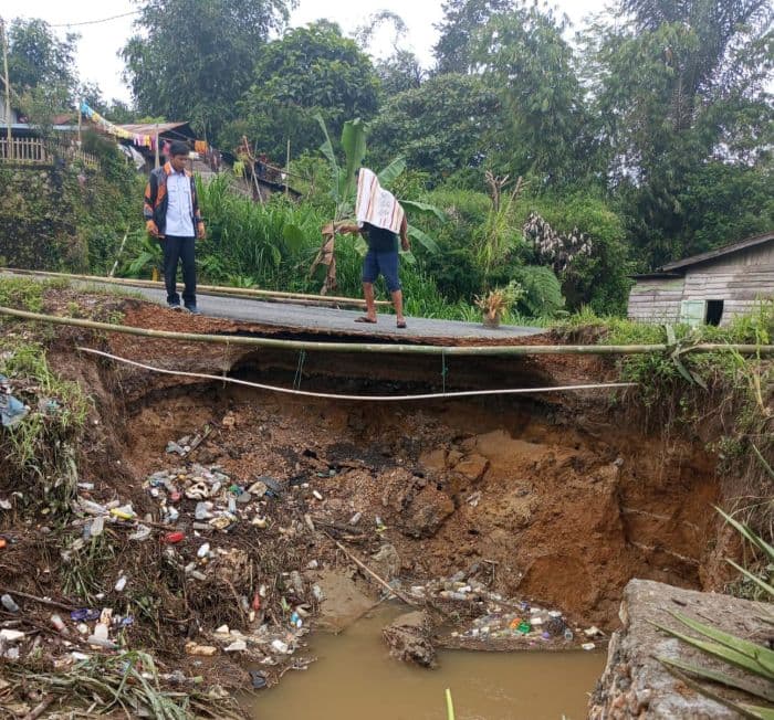 jalan_sidikalangbunturaja_terancam_putus_kades_surati_pemkab_dairi_
