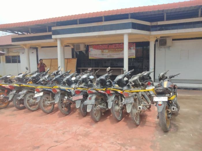 polres_asahan_gerebek_lokasi_sabung_ayam_di_pekarangan_rumah_anggota_dprd_