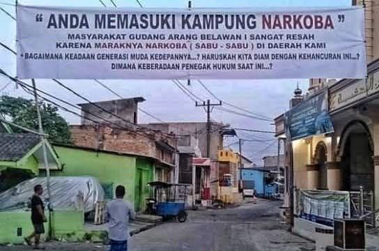 kecewa_dengan_aph_warga_belawan_pasang_spanduk_anda_memasuki_kampung_narkoba