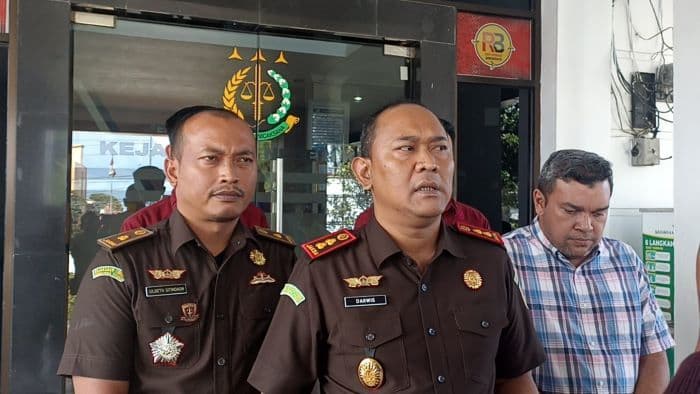 kejari_karo_tahan_tiga_tersangka_korupsi_pupuk_subsidi_senilai_rp991_juta