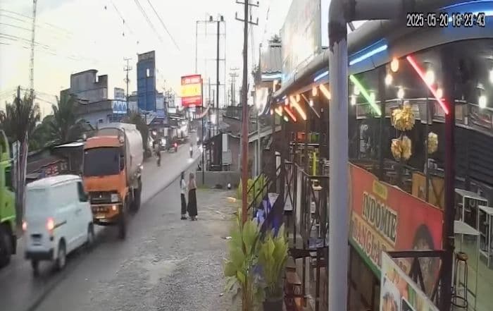 minibus_tabrak_truk_tangki_di_kisaran_sopir_dan_penumpang_terluka