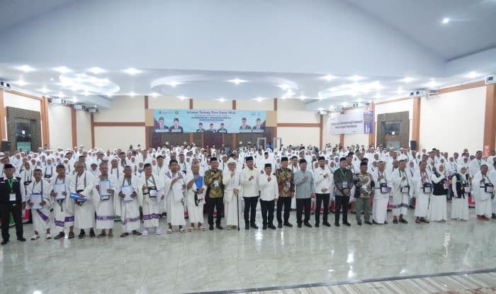tangis_haru_iringi_keberangkatan_354_jemaah_haji_kloter_16_dari_labuseltebing_tinggi