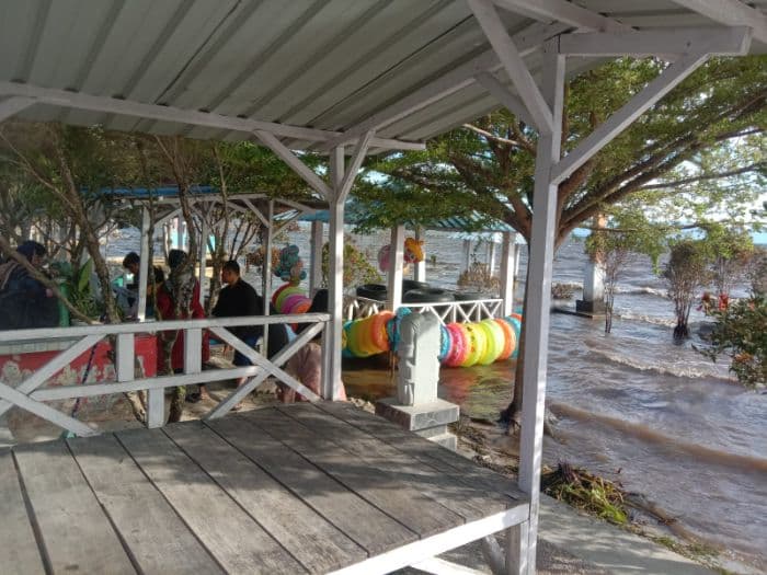 angin_kencang_pengaruhi_kunjungan_wisatawan_ke_wisata_pantai_toba