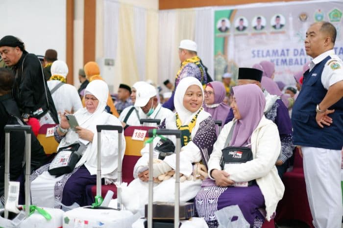 kloter_8_medan_pulang_360_jemaah_haji_tiba_di_asrama_haji