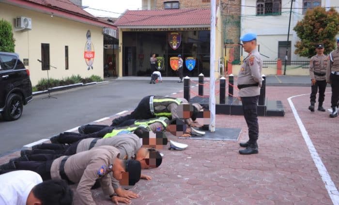 10_personel_polres_samosir_diberi_sanksi_fisik_karena_mengakses_judi_online_