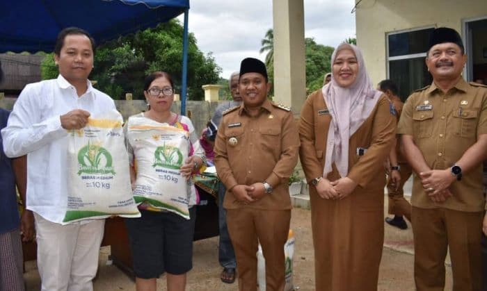 7583_keluarga_di_sibolga_terima_bantuan_beras_cpp_dari_bulog_dan_pemko