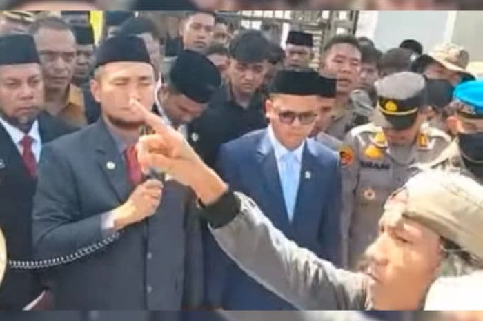demo_warnai_perayaan_hut_labura_massa_desak_perbaikan_jalan_dan_audit_proyek