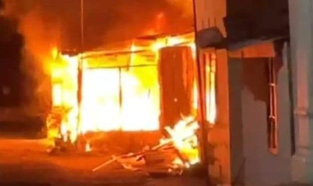 korsleting_listrik_tiga_rumah_di_jalan_cempaka_tebing_tinggi_hangus_terbakar_